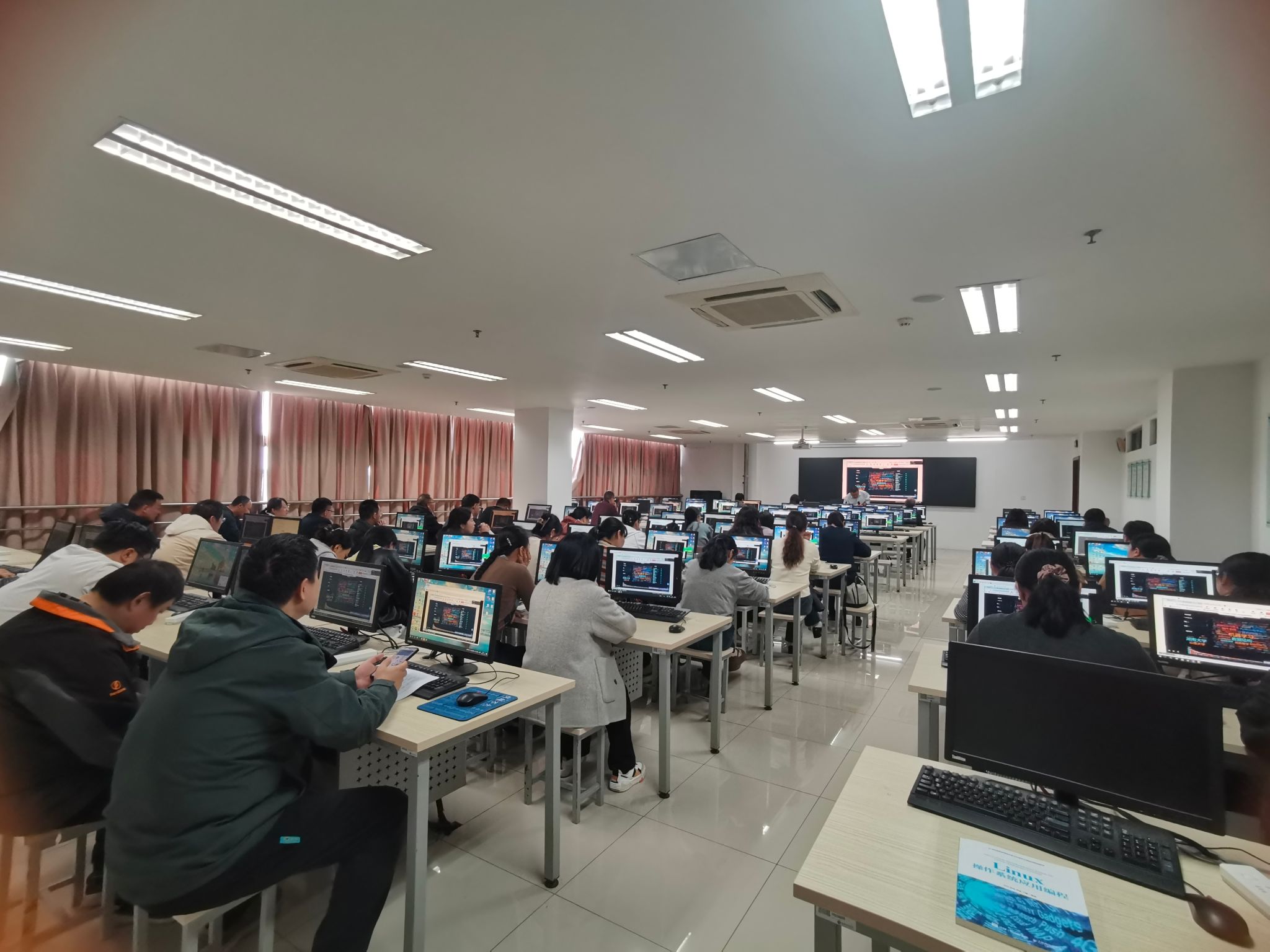 成人导航
组织举办“AI赋能课程建...